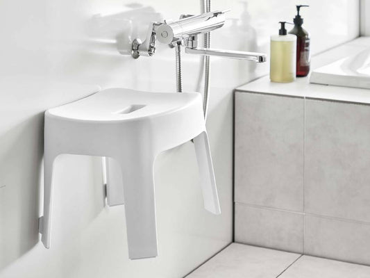 シンクやトイレなどの配管設備が整ったバスルームに設置された【tower/タワー】マグネット風呂イス SH25