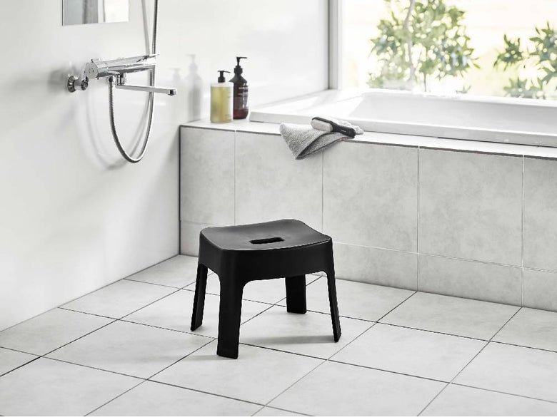 シンクや灰色のタイル床が整った浴室に設置されたタワーのマグネット風呂イス SH25