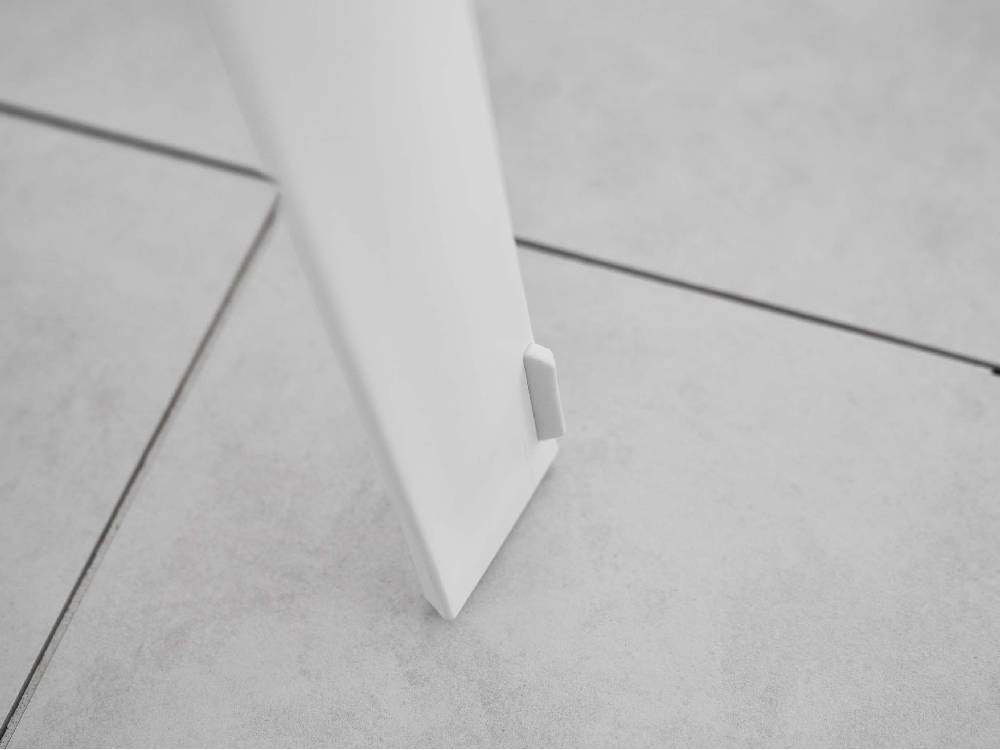 ホワイトとグレーのタイル床に設置されたシルバー色の【tower/タワー】マグネット風呂イス SH25