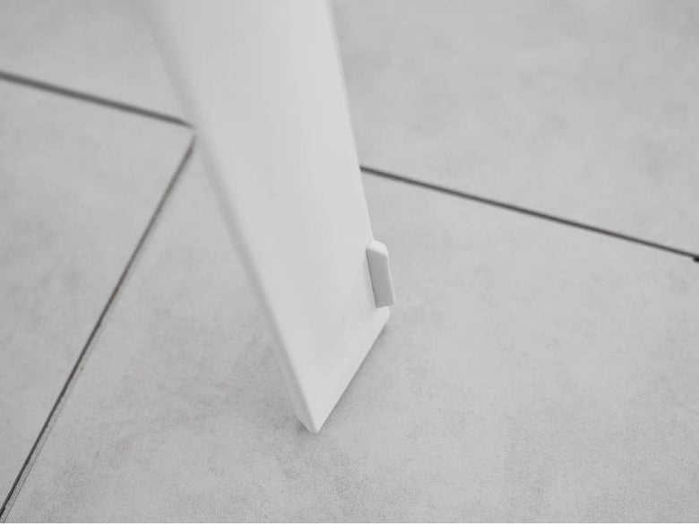 ホワイトとグレーのタイル床に設置されたシルバー色の【tower/タワー】マグネット風呂イス SH25