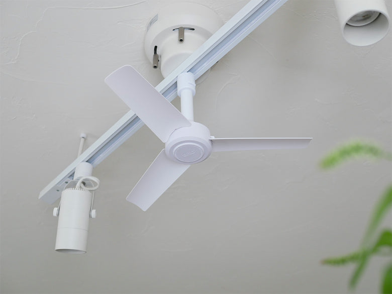 天井に取り付けられたブリッドのダクトレールファンDCベーシックΦ40