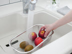 キッチンシンクに設置された18-8ステンレス製のすっきり暮らす水切りかごと蛇口、バスケットが見える