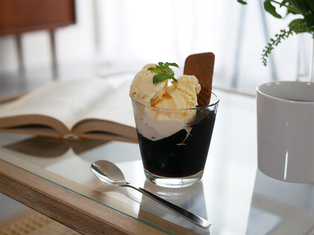 イッタラのカルティオ無鉛ガラスタンブラー2個セットにアイスクリームが盛られている様子