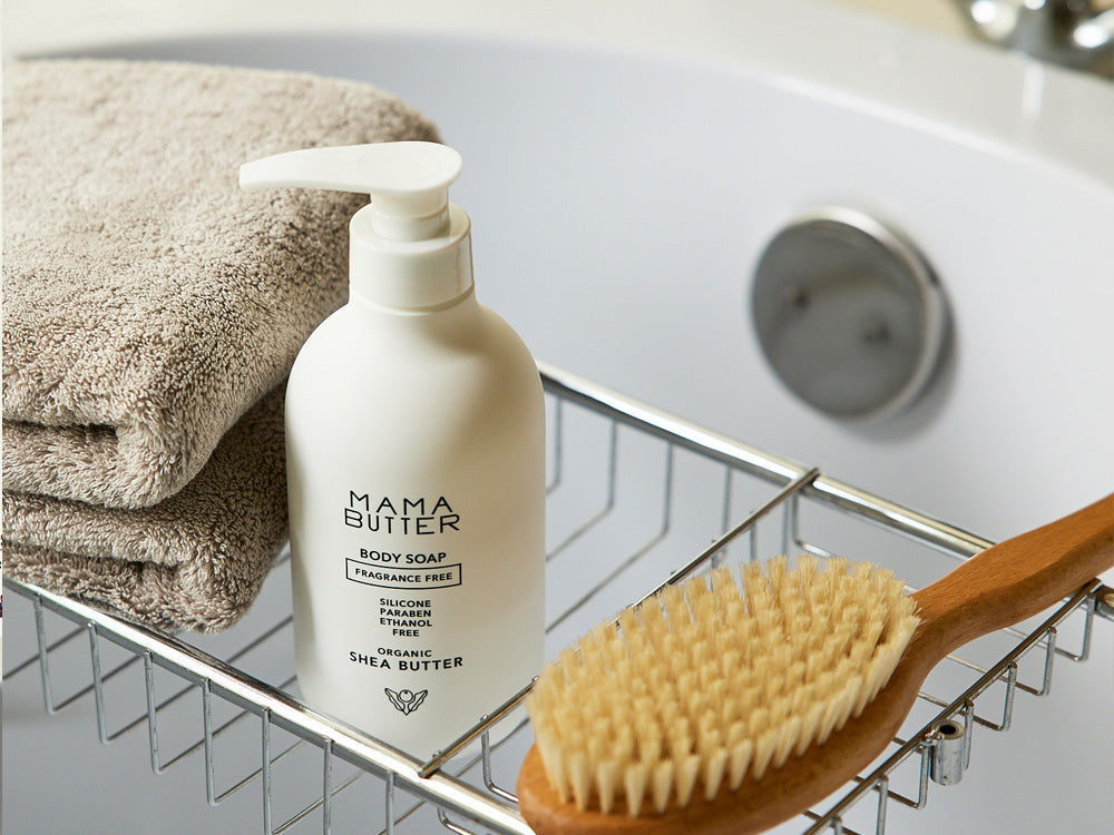 ママバターのラベンダー＆オレンジ香シャンプー、トリートメント、無香料ボディソープおよびボディローションのプラスチックボトルが並んだ画像