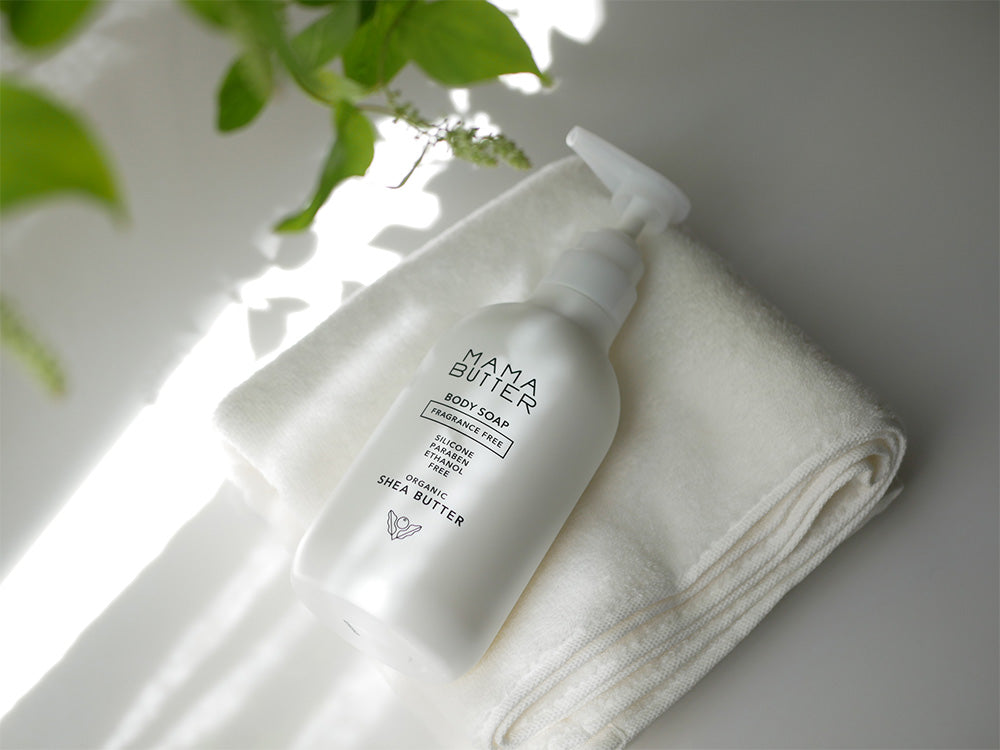 ママバターのラベンダー＆オレンジ香シャンプー、トリートメント、無香料ボディソープ、ボディローションのボトルが並んでいる