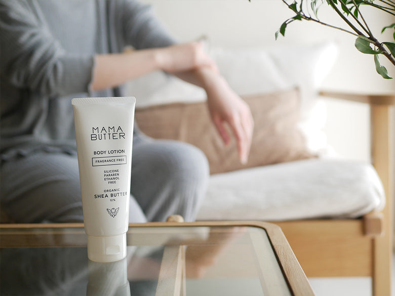 ママバターのシャンプー、トリートメント、無香料ボディソープ、ボディローション500mlボトルが並んでいる