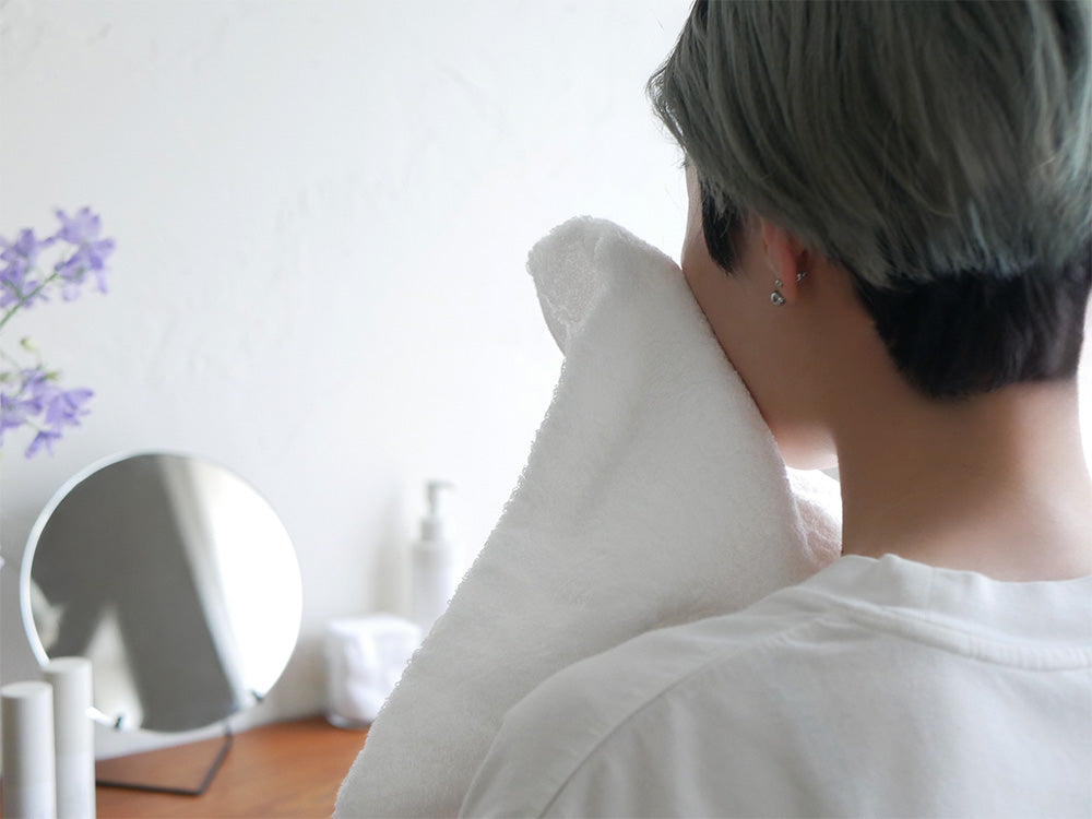 CUOL（クオル）の綿100％タオルセット。バスタオルやフェイスタオルが揃い、快適な肌触りでスキンケアをサポートします。ホワイト、モカ、ライトグレーのカラー展開