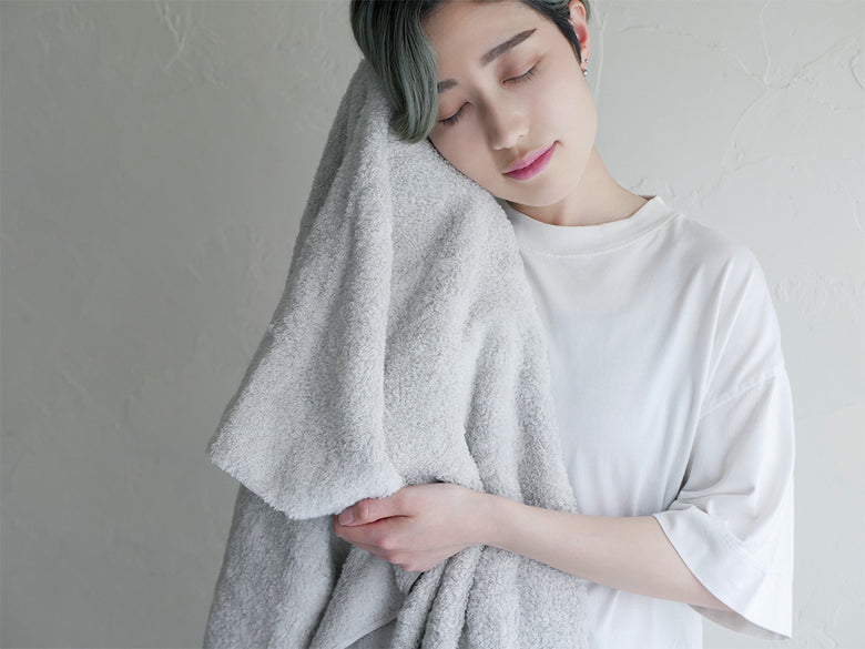 CUOLクオルの綿100％タオルが快適さと幸福感を表現するシーン