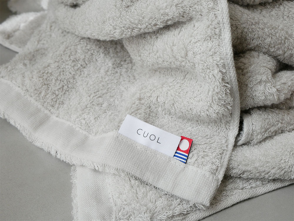 CUOLの綿100％タオルがホワイト、モカ、ライトグレーの色合いで並べられている画像