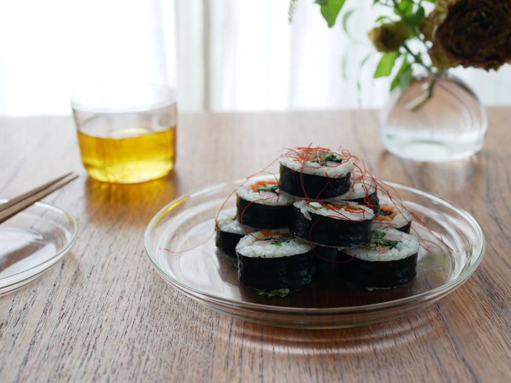 トレンドグラス イエナのホウケイ酸ガラス製ガラスポートに盛られたカリフォルニアロールと寿司の盛り合わせ