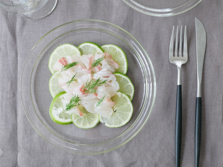 トレンドグラス イエナ製ホウケイ酸ガラスのガラスプレートにフルーツが盛られたテーブルウェアの写真