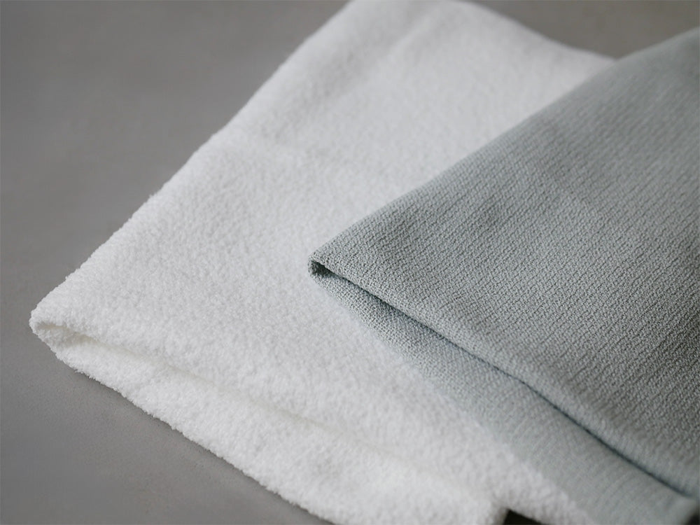 テイジンの灰色と白色のあっちこっちふきんセット。ポリエステルとナイロン混紡の多用途織物で、家庭の様々な拭き掃除に最適です。