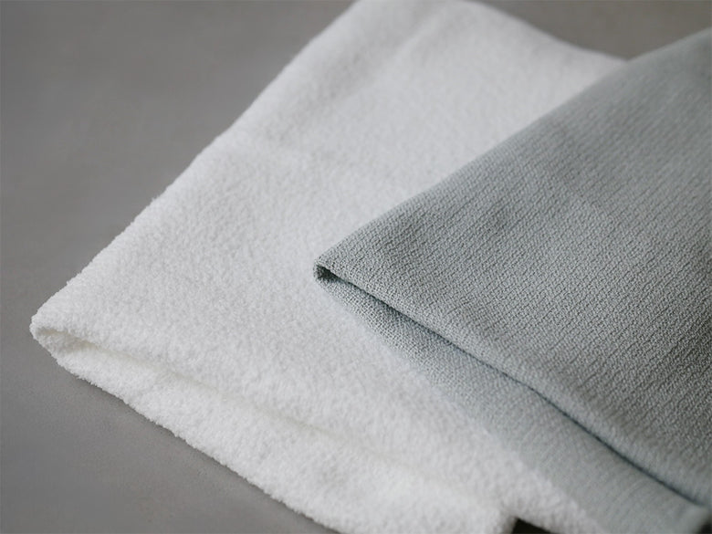 テイジンの灰色と白色のあっちこっちふきんセット。ポリエステルとナイロン混紡の多用途織物で、家庭の様々な拭き掃除に最適です。