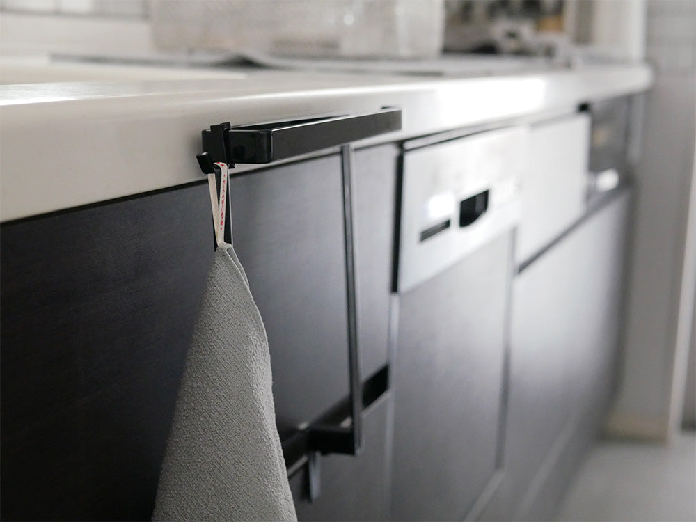 キッチンのシルバーキャビネットと調和するグレーのTEIJINあっちこっちふきん