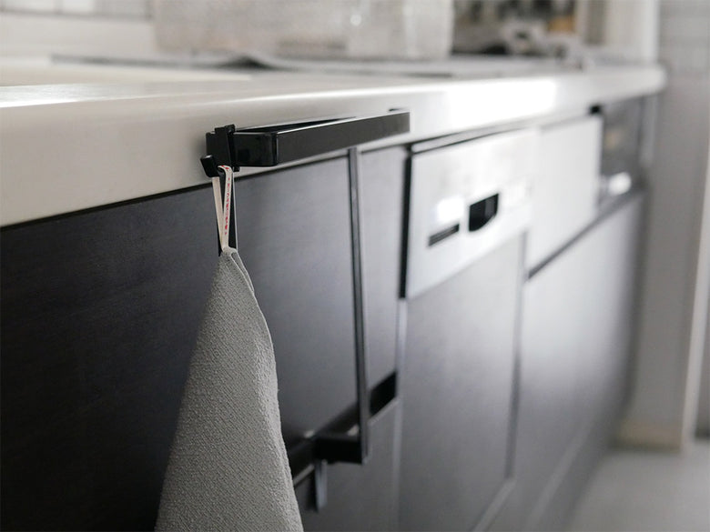 キッチンのシルバーキャビネットと調和するグレーのTEIJINあっちこっちふきん