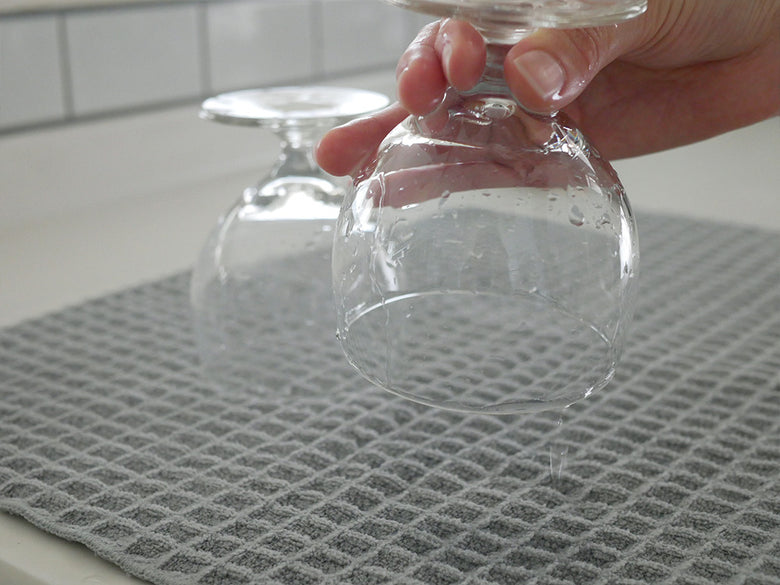 TEIJIN製グレーのあっちこっち水切りマット。約40cm×45cmのクロス素材でキッチンで食器を乾かすためのマット。