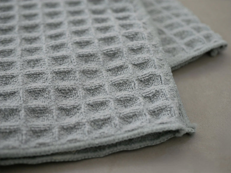 テイジンのグレーあっちこっち水切りマット。繊維質でメッシュ状のクロシェ編みデザインが特徴のウェーブテクスチャー
