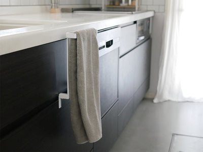 【tower/タワー】もう巻き込まれない キッチンシンク下収納扉タオルハンガー