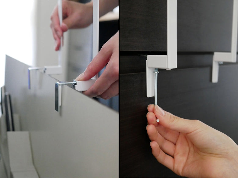 スチール製シルバー色の「tower」キッチンシンク下収納扉用タオルハンガーが棚に取り付けられている様子