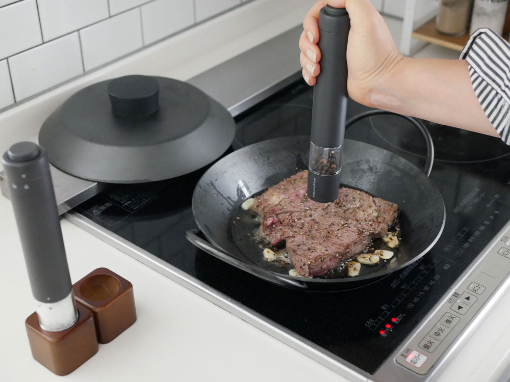 レコルトのアカシアスタンド付き電動ソルト＆ペッパーミル。ステンレス製ミルが天然木スタンドにセットされたキッチン用調味料グラインダー