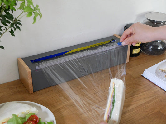 【ideaco（イデアコ）】魅せるコストコ大容量ラップケースのサンドホワイトカラー製品。ボンデ鋼板とブナ材を使用し、滑り止めシリコンとネオジウムマグネットが特徴の頑丈なケースの写真