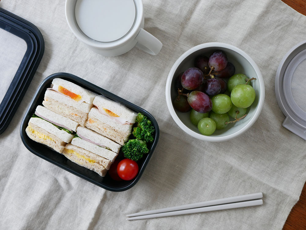 MEPALのサーキュラ保存容器が食卓に並び、野菜や料理と共に使用されている様子