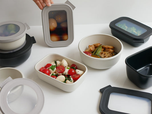 MEPALの汁漏れしにくいマルチ保存容器サーキュラシリーズが複数のサイズと色で並んでいる