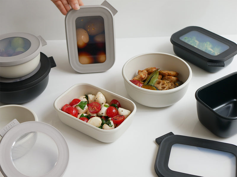 MEPALの汁漏れしにくいマルチ保存容器サーキュラシリーズが複数のサイズと色で並んでいる