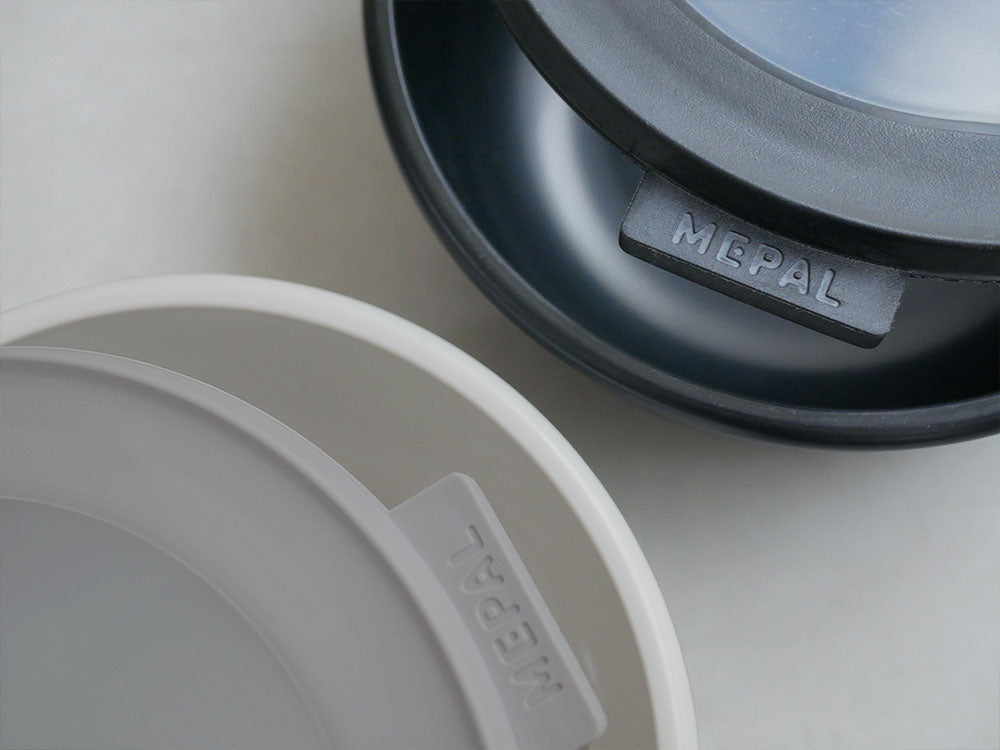 MEPALの汁漏れしにくいマルチ保存容器サーキュラシリーズの各サイズプラスチック容器と蓋が整然と並んでいるキッチン用品のセット