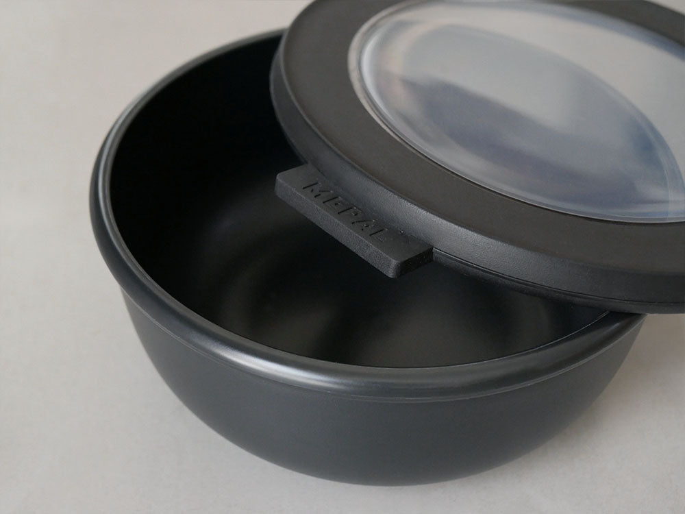 MEPALメパル サーキュラシリーズのマルチ保存容器。350mlから2000mlまでのプラスチック製の丸型と長方形の蓋付き容器が整然と並んでいる