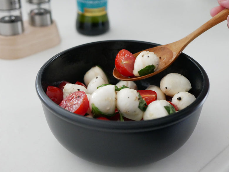 MEPALマルチ保存容器に入ったチェリートマトや野菜がキッチンのテーブルウェアとともに配置されているシーン