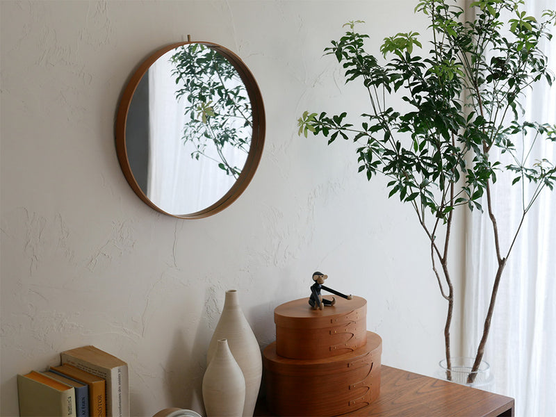 チェリー材で作られたアクシスのシェーカーミラーと花瓶、植物が調和した静物写真