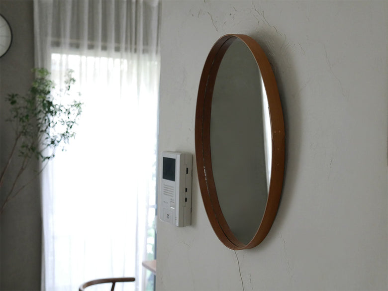 チェリー材を使用したオーバル型アクシスシェーカーミラー、木目が美しくバーニッシュ加工された高品質なデザイン