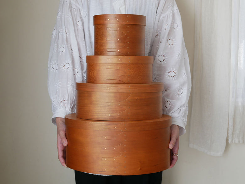 チェリー材を使用したアクシスシェーカーミラーのオーバル型。美しい木目とニス仕上げが施された木製フレームの詳細写真