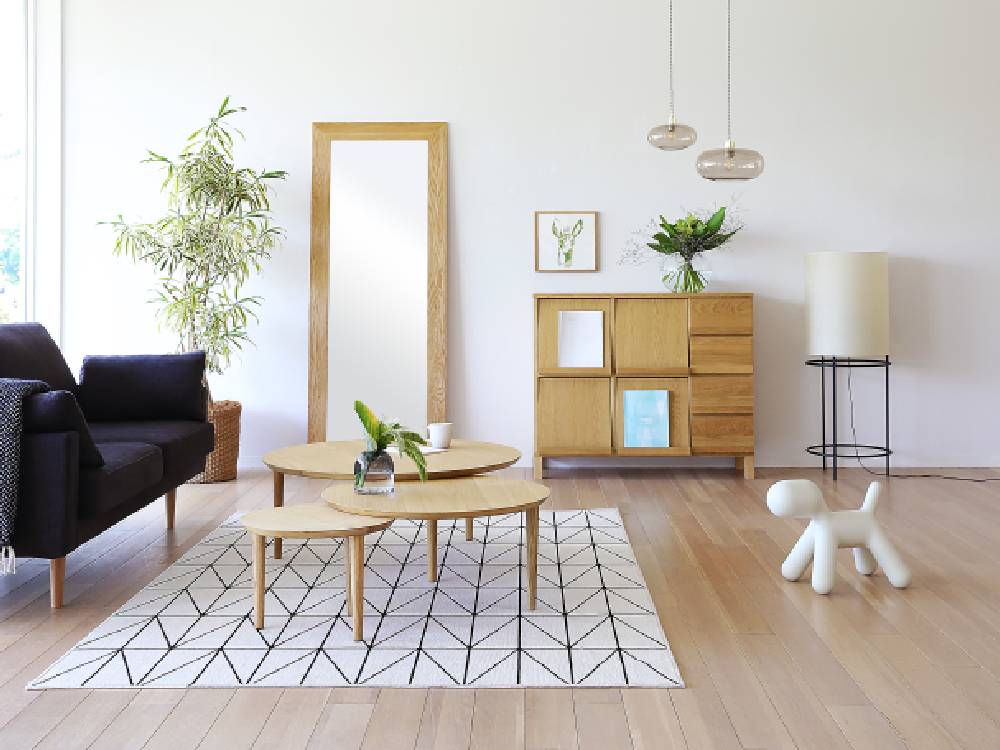 高野木工のホワイトオーク製BALLOON伸縮リビングテーブルが木製インテリアのリビングルームに配置されている様子