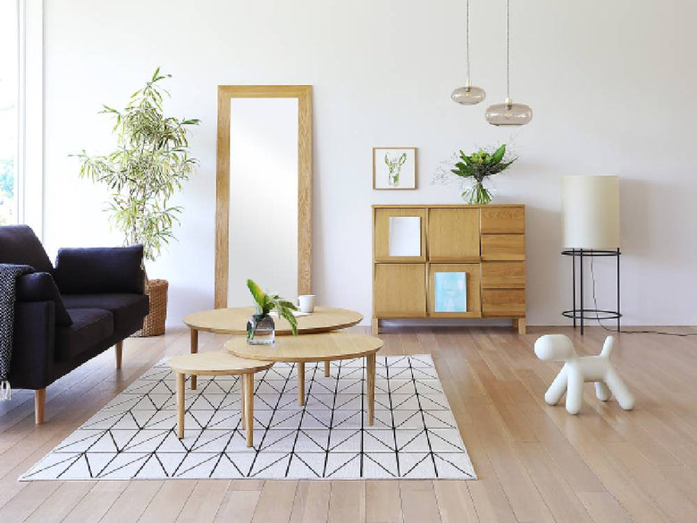 高野木工のホワイトオーク製BALLOON伸縮リビングテーブルが木製インテリアのリビングルームに配置されている様子