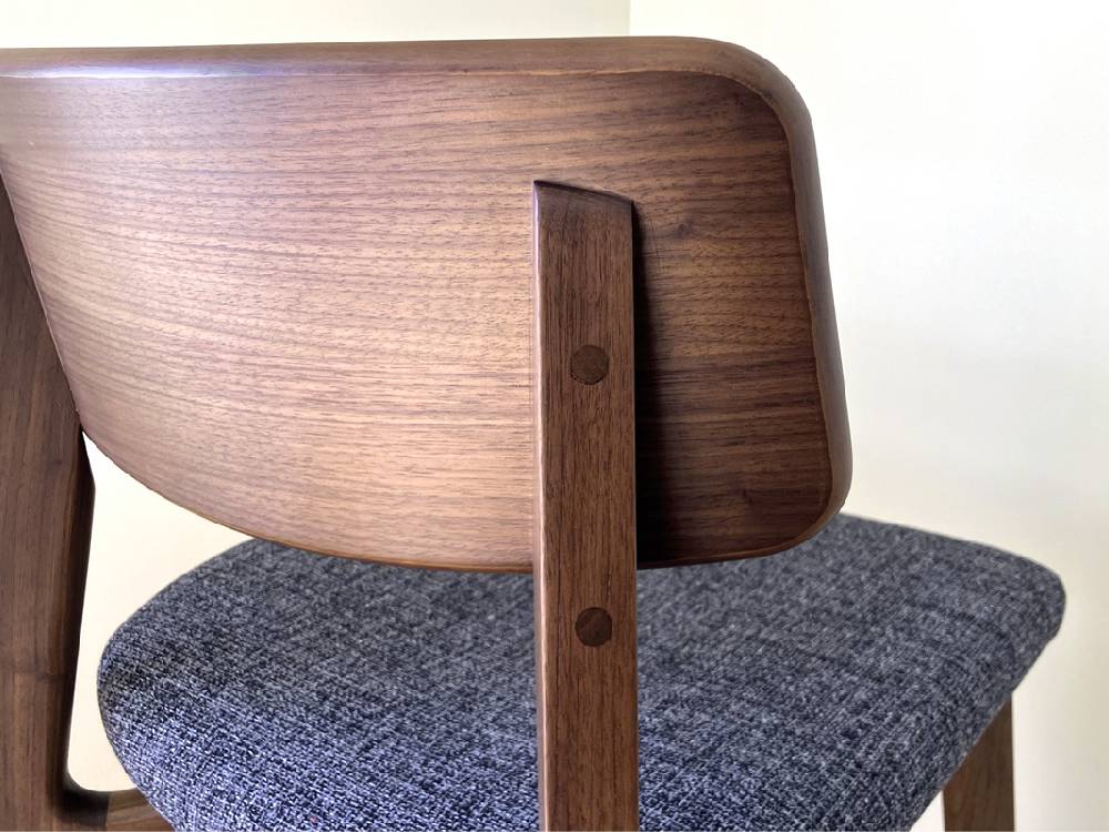 高野木工のBLANCチェア。ホワイトオーク無垢材を使用し、シルバーのアームレストとバーニッシュ仕上げが特徴的な木製椅子。