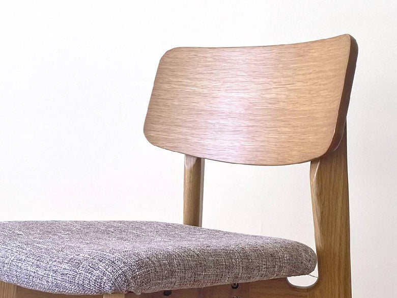 高野木工のBLANCチェア。無垢のホワイトオークまたはウォルナットを使用した木製椅子で、アームレストと丁寧な塗装仕上げが特徴です。