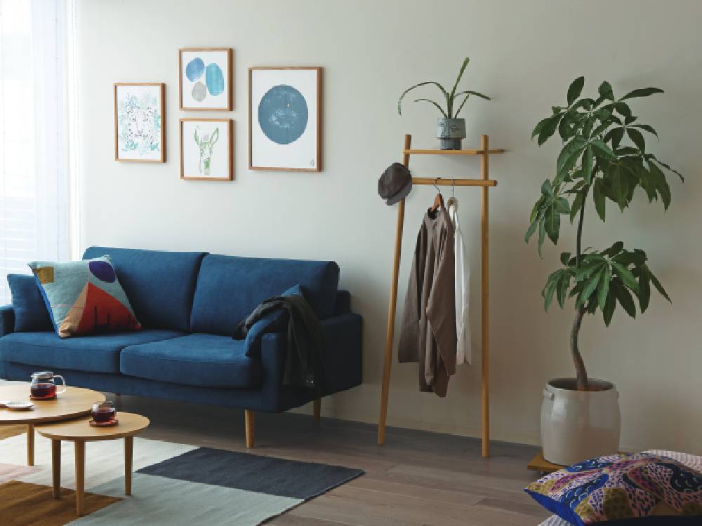 高野木工のLEOカウチソファと観葉植物が配置されたモダンなリビングルームのインテリア