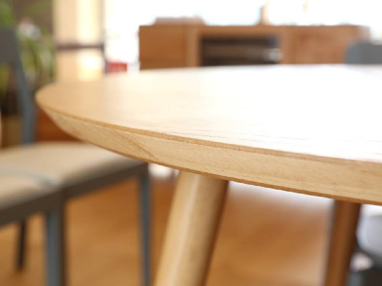 高野木工のMALLOONダイニングテーブル、ホワイトオークまたはウォルナット材を使用した木製テーブル