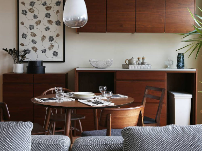 高野木工のMALLOONダイニングテーブル。ホワイトオークまたはウォルナット材を使用した木製テーブルで、キッチンやダイニングルームに最適なデザイン。