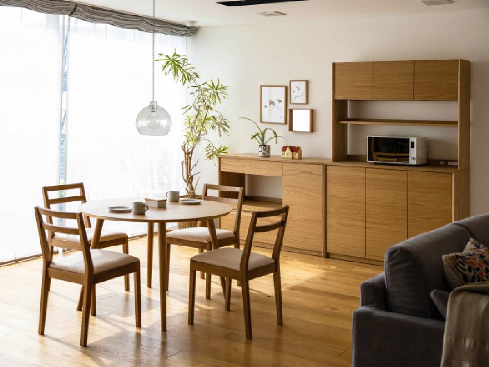 高野木工のPLAIN CHAIR VIETNAM、ホワイトオークおよびウォルナット製の木製ダイニングチェア