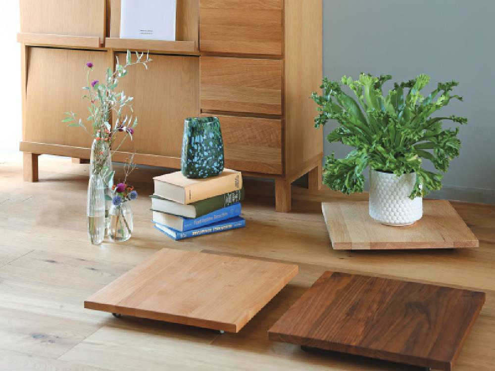 高野木工のホワイトオークまたはウォルナット製プランターベースに鉢植えが置かれた木製家具の画像