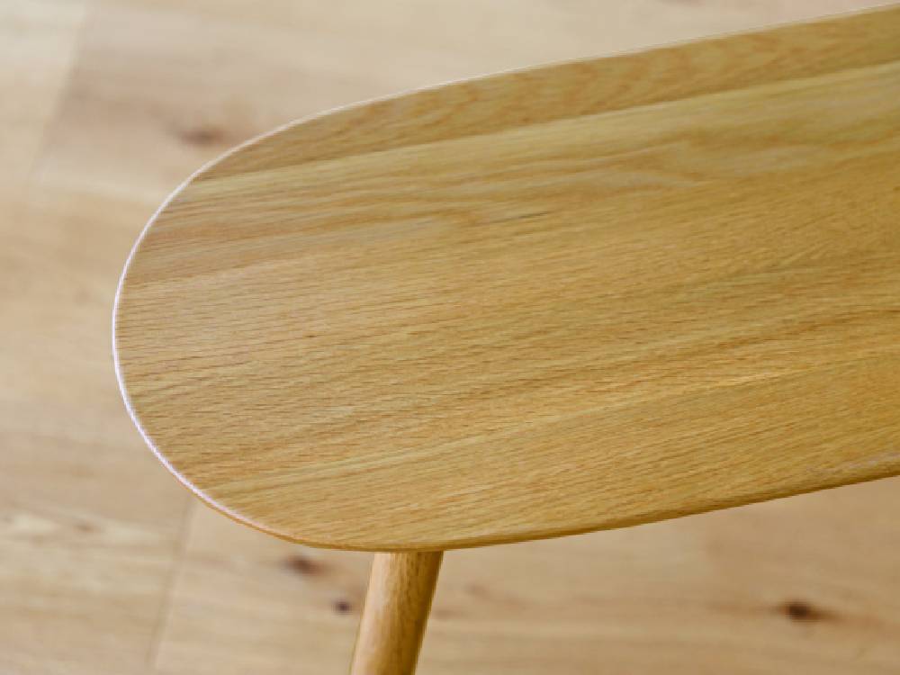 高野木工のRUBEベンチ。ホワイトオークまたはウォルナットの無垢材を使用し、ウレタン塗装が施された木製ベンチが観葉植物とともに配置されています。