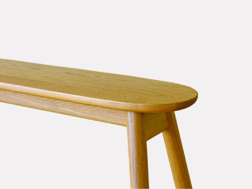 高野木工のRUBEベンチ。ホワイトオーク無垢材に木染みとウレタン塗装が施され、プラスチック部品を含む木製ベンチ