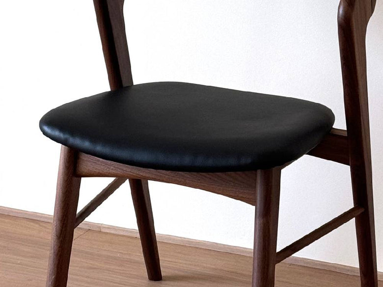 高野木工のSWELLダイニングチェア。ホワイトオークまたはウォルナット無垢材を使用したデザイン性の高い木製椅子の画像