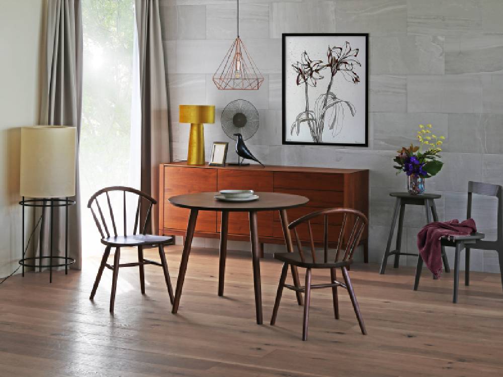 木製の床に配置された高野木工のUNダイニングチェアとテーブルのインテリアセット