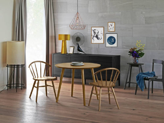 高野木工のUNダイニングチェアが木製床と木製ダイニングテーブルと共に配置されたモダンなダイニングルームの内部