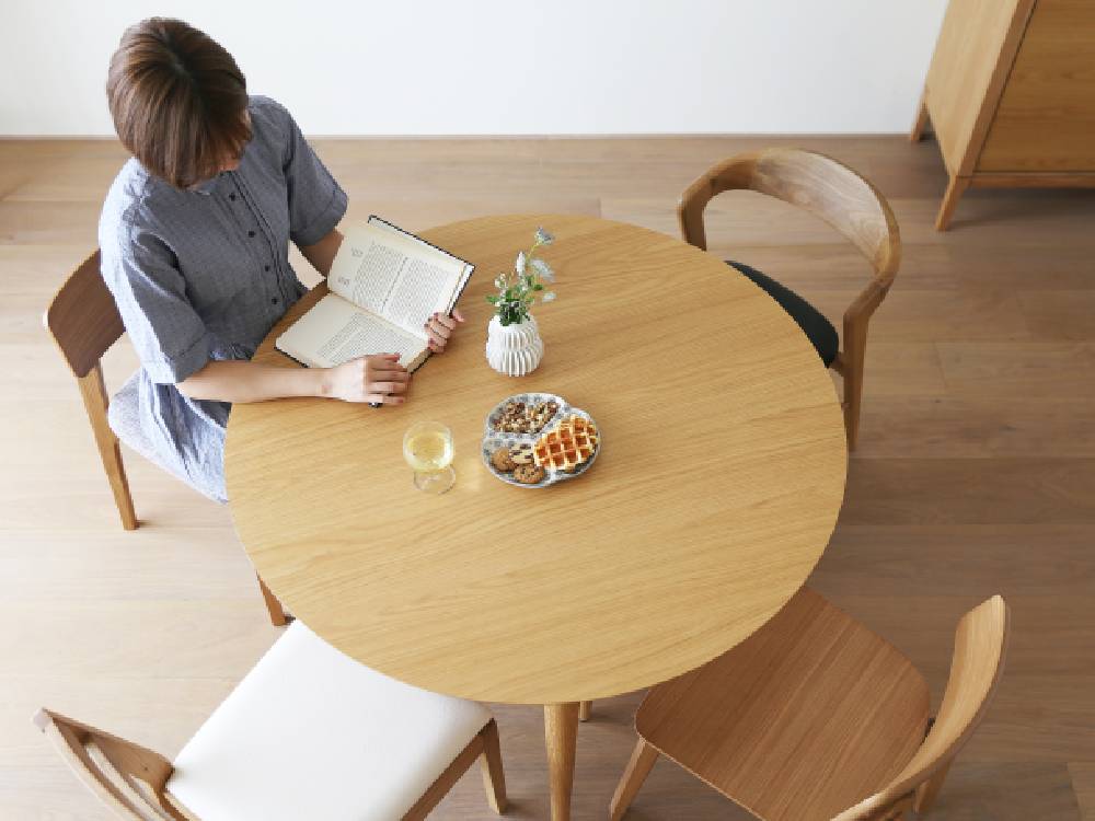 高野木工のBALLOON伸縮ダイニングテーブル。ホワイトオークまたはウォルナット無垢材を使用したデザイン性の高い木製テーブル。