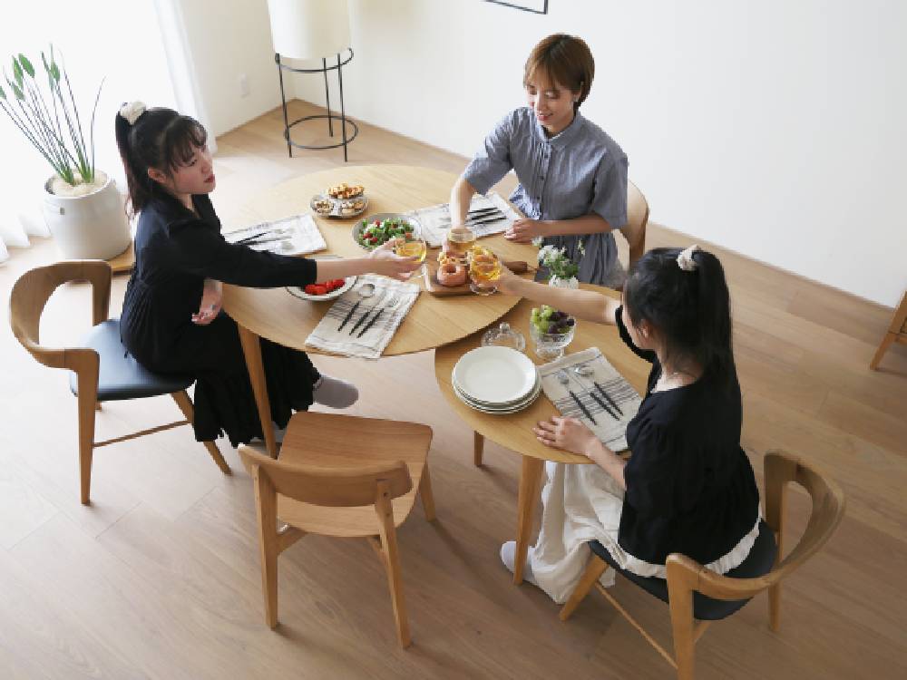 高野木工のBALLOONダイニングテーブルと木製チェアが配置された落ち着いたダイニング空間